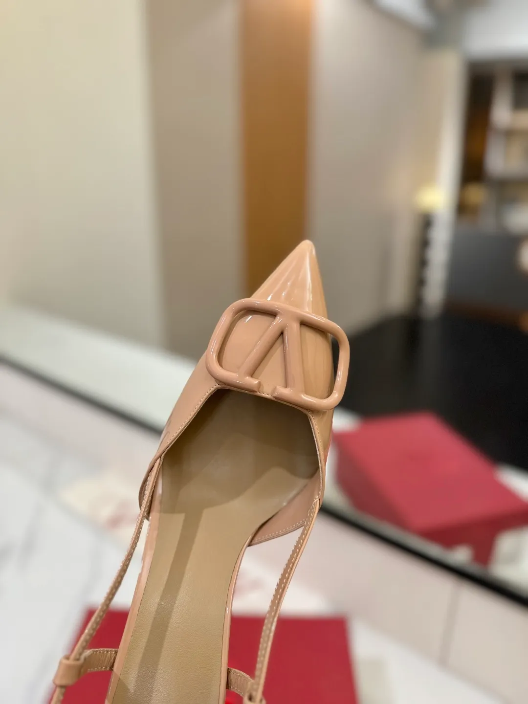 💕💕Factory direct selling price p520💕💕 Valentino launches a new series of sandals, sandals with pointed toe V-buckle sandals. The upper part of the foot is very pedicure-like. The key point is that it is very good and easy to control. It does not grind or tire your feet. It is a walking artifact! Metal VLOGO diamond buckle elements, full of high-end sense! It became sweet instantly.  The avant-garde VLOGO SIGNATURE shoe series interprets VALENTINO GARAVANI's candid attitude. Valentino Garavani V logo back hollow sandals with VLogo Signature decoration, platinum tone VLogo Signature decoration! Upper: imported patent leather Lining: imported goatskin Outsole: Italian leather outsole Heel height: 8cm Size: 35-39 (34-40-41-42 customized size)